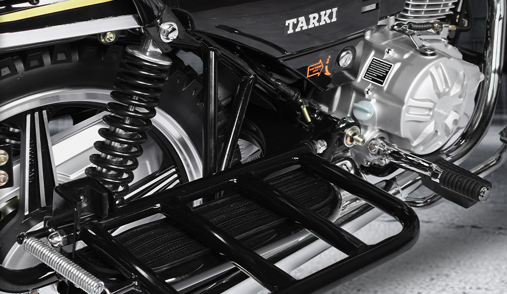 La Moto utilitaria TARKI 150 cuenta con una parrilla lateral