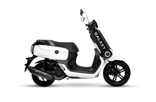 Moto scooter GALAXY 150 de color blanco