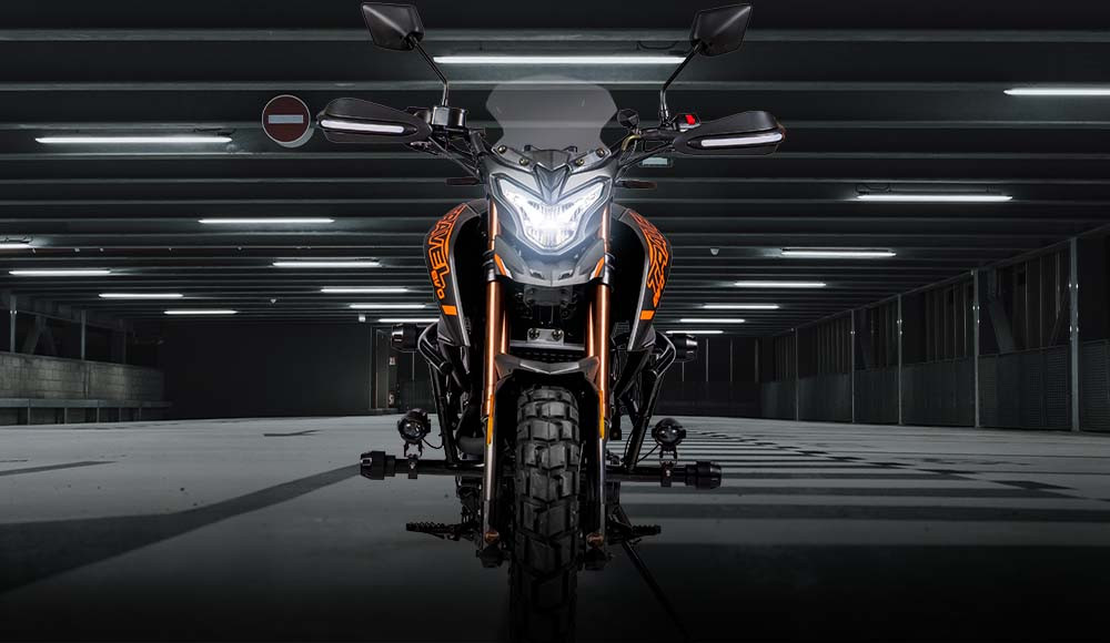 detalle frontal de la moto adventure TRAVEL EVO 300 4V
